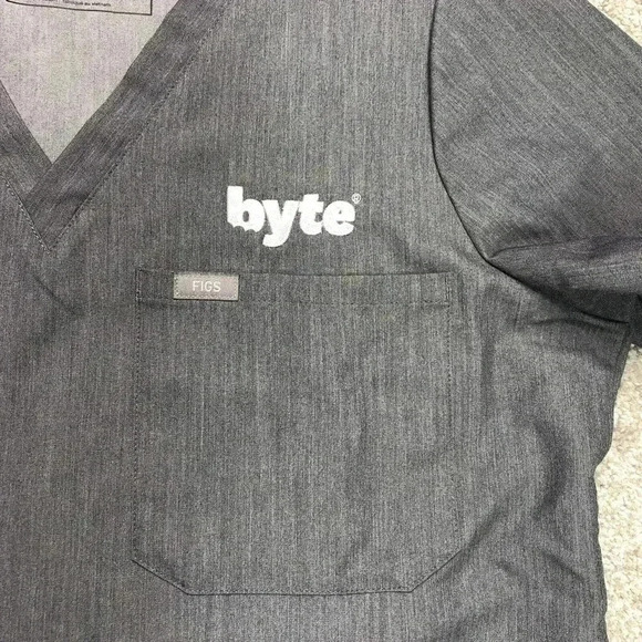 Figs Scrub Top Sz M Grey V Neckline Technical Collection Short Sleeves byte logo - Picture 5 of 9